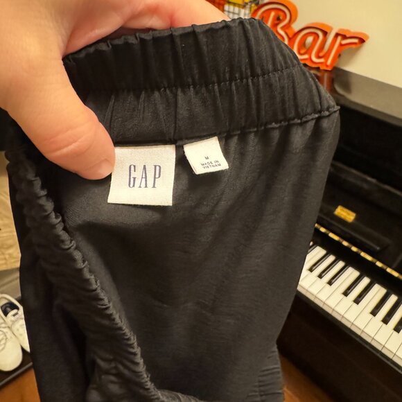 GAP Black Silky Midi Skirt – Size Medium - EUC - Picture 2 of 5